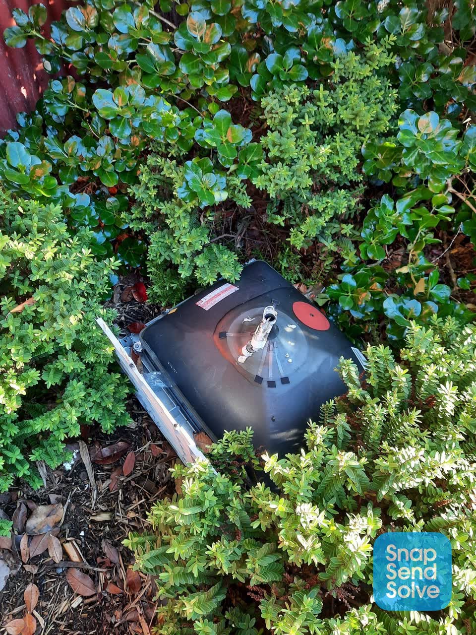 The photograph attached to this rubbish/recycling report