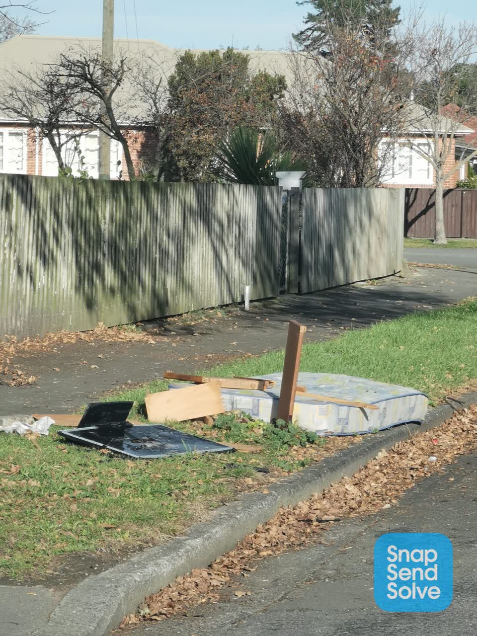The photograph attached to this rubbish/recycling report