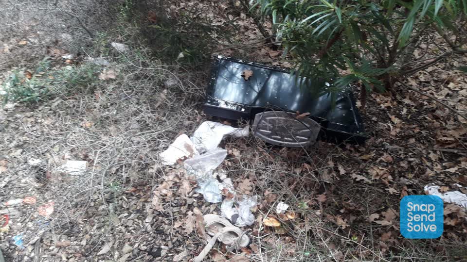 The photograph attached to this rubbish/recycling report