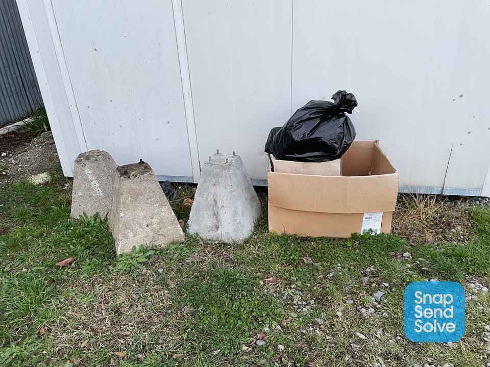 The photograph attached to this rubbish/recycling report