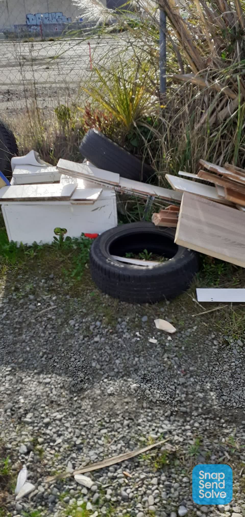 The photograph attached to this rubbish/recycling report