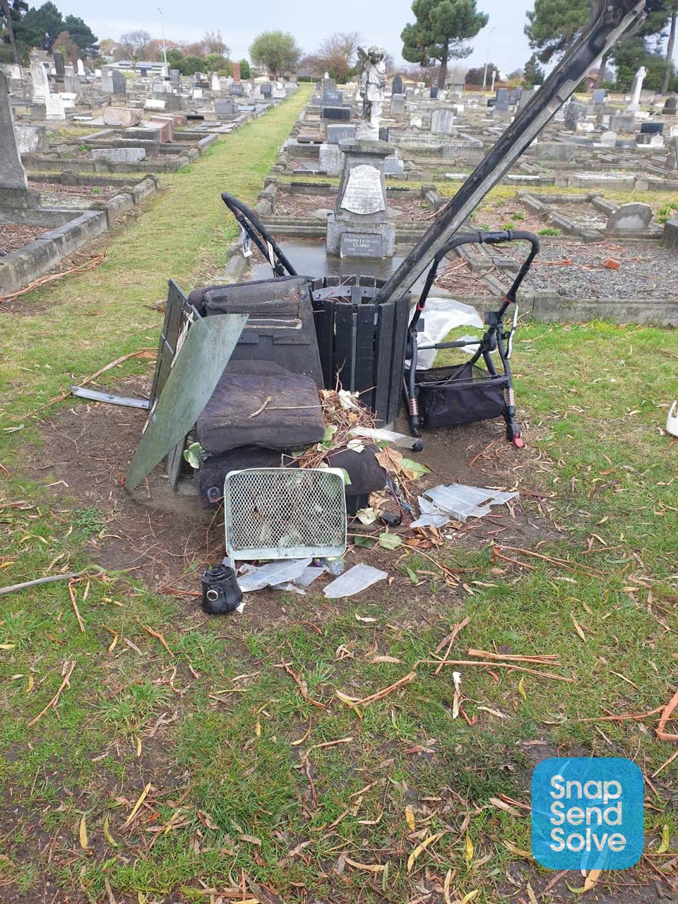 The photograph attached to this rubbish/recycling report