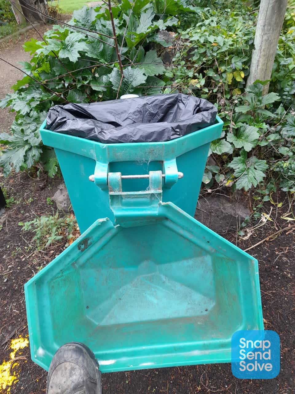 The photograph attached to this rubbish/recycling report