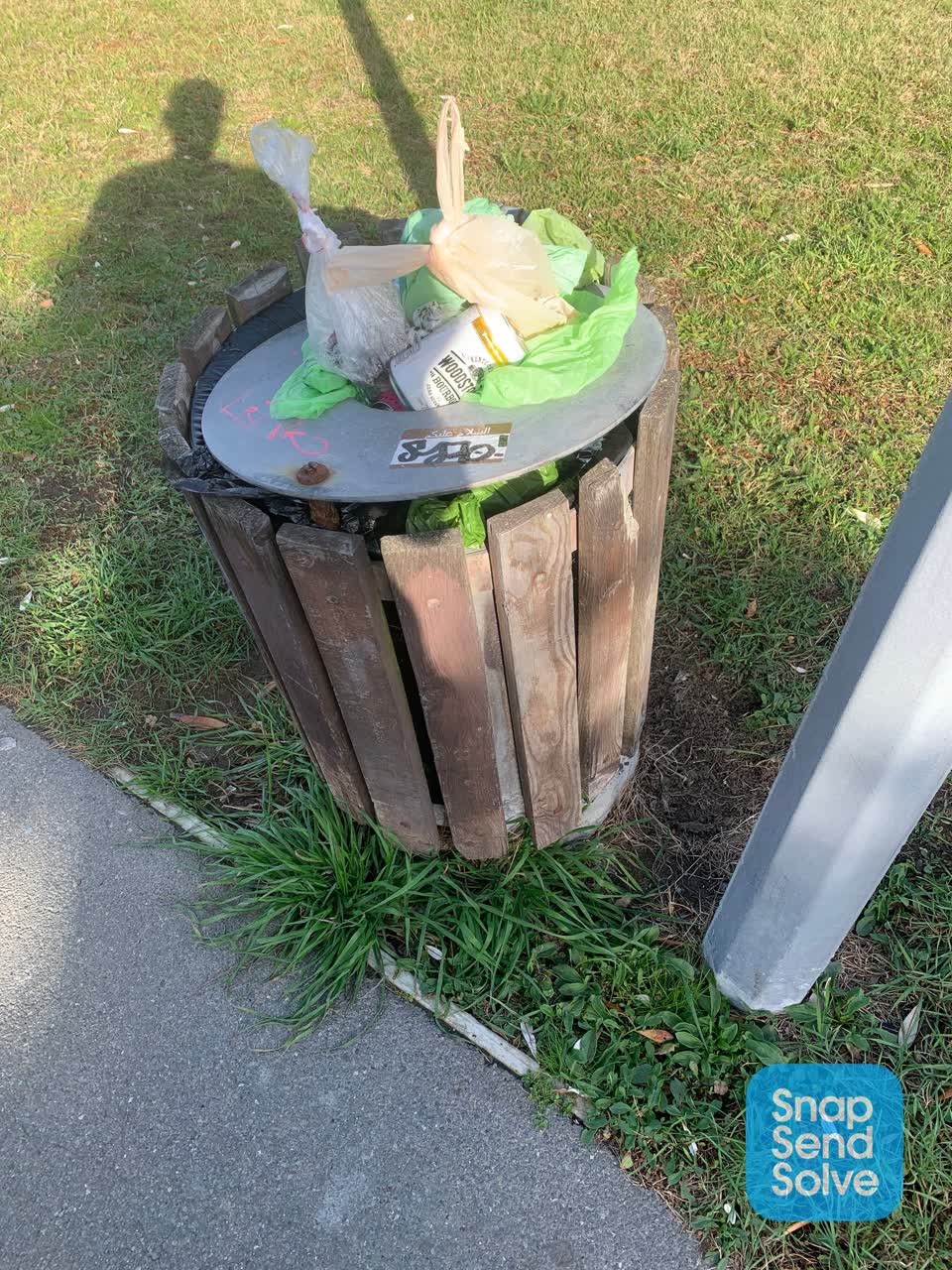 The photograph attached to this rubbish/recycling report