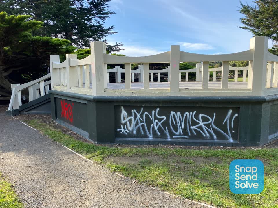 The photograph attached to this graffiti report