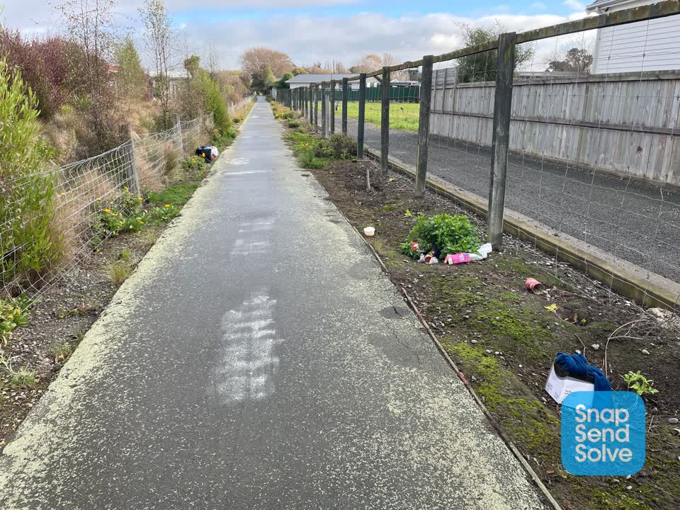 The photograph attached to this rubbish/recycling report