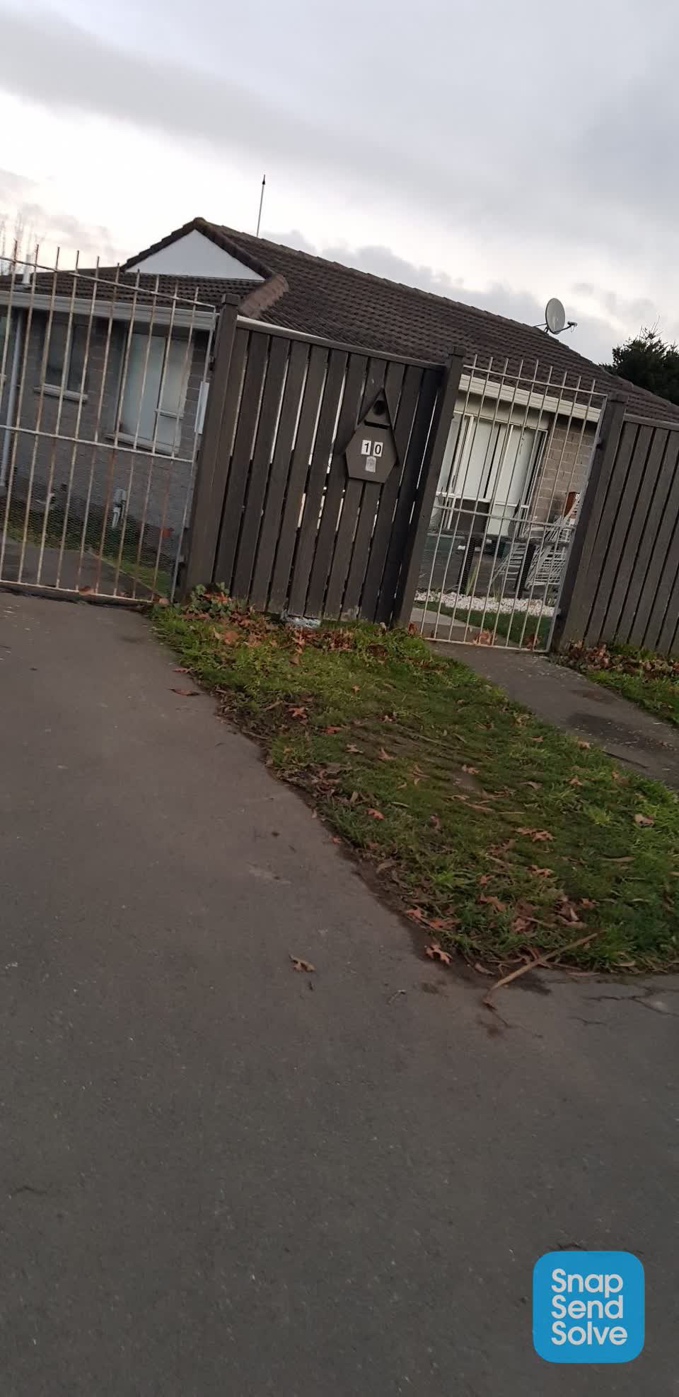 The photograph attached to this rubbish/recycling report