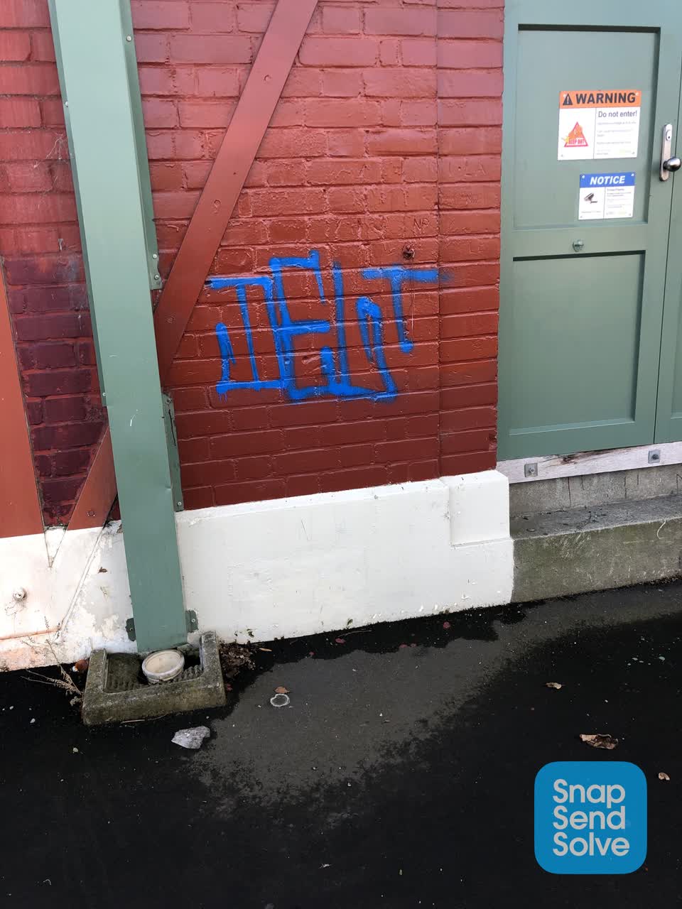 The photograph attached to this graffiti report