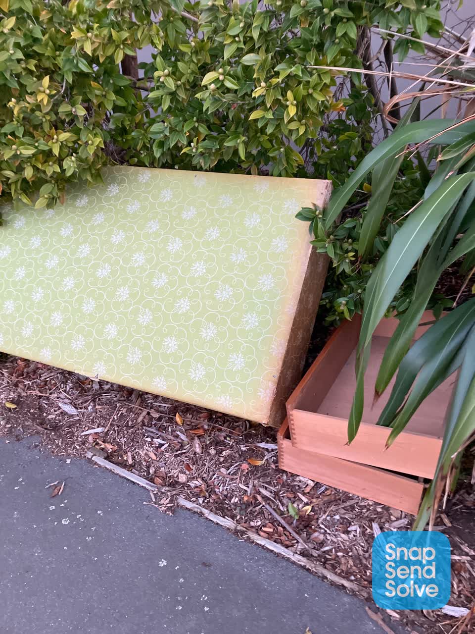 The photograph attached to this rubbish/recycling report