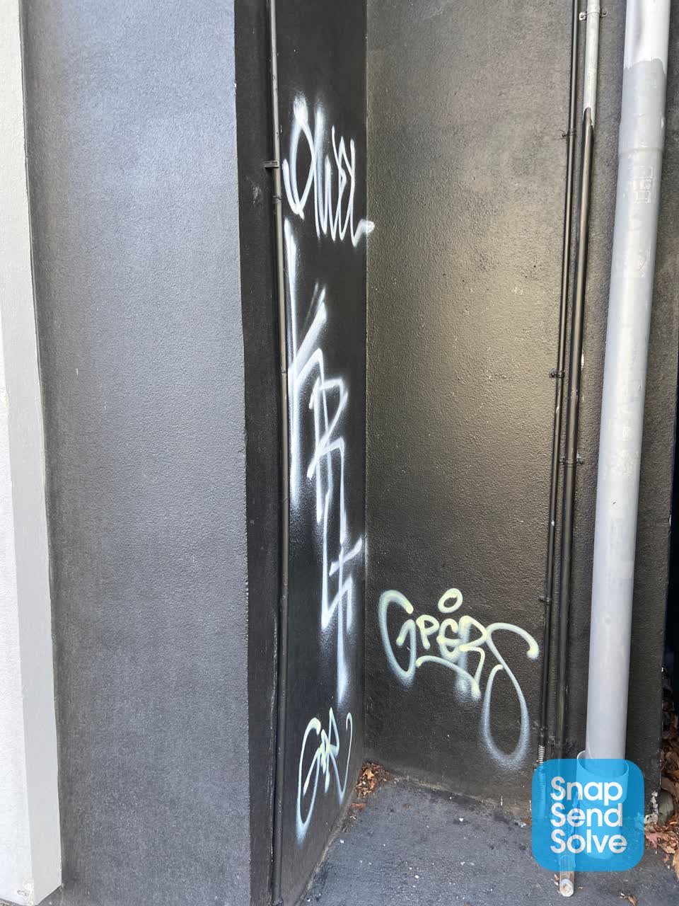 The photograph attached to this graffiti report