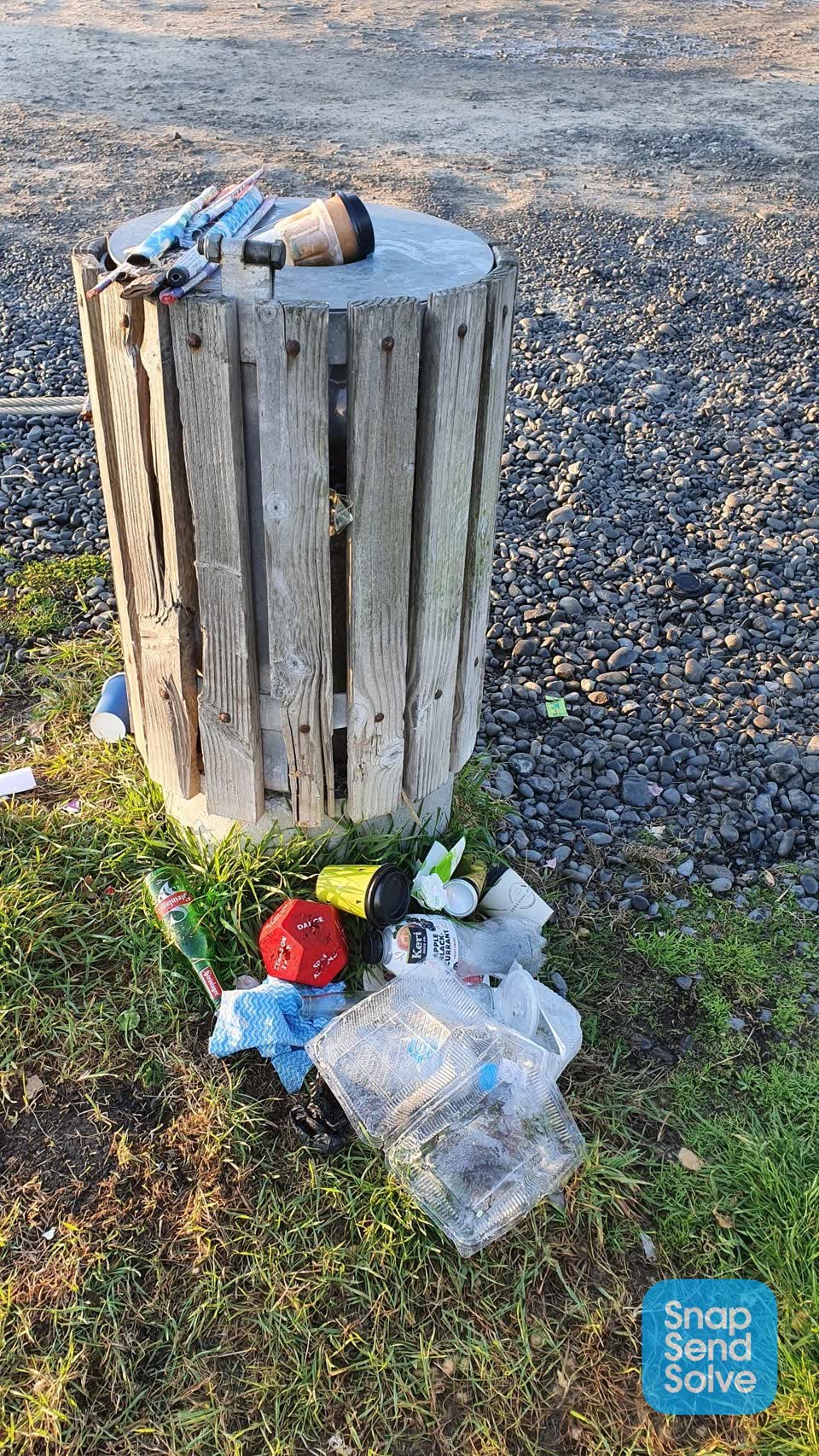 The photograph attached to this rubbish/recycling report