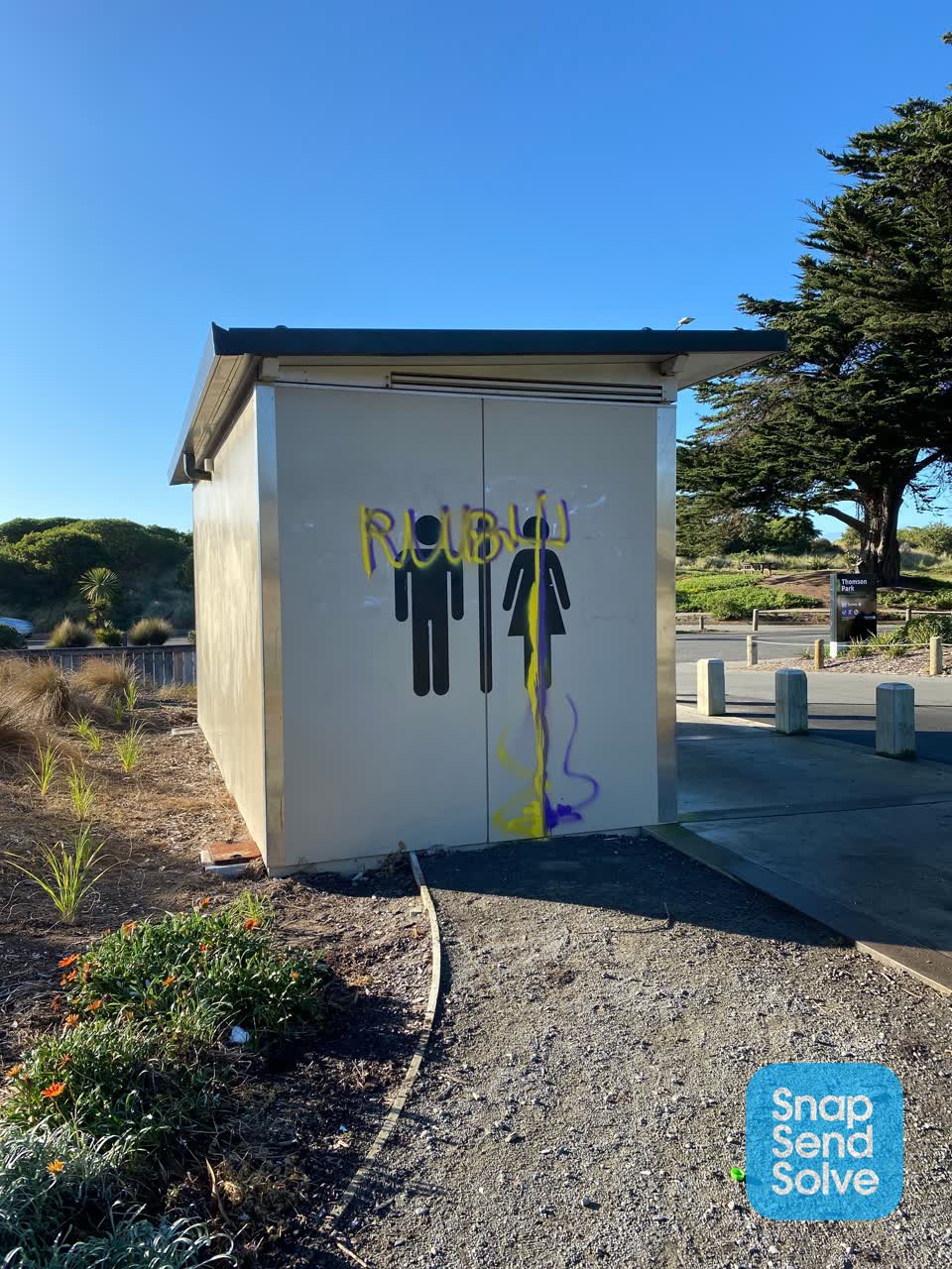 The photograph attached to this graffiti report