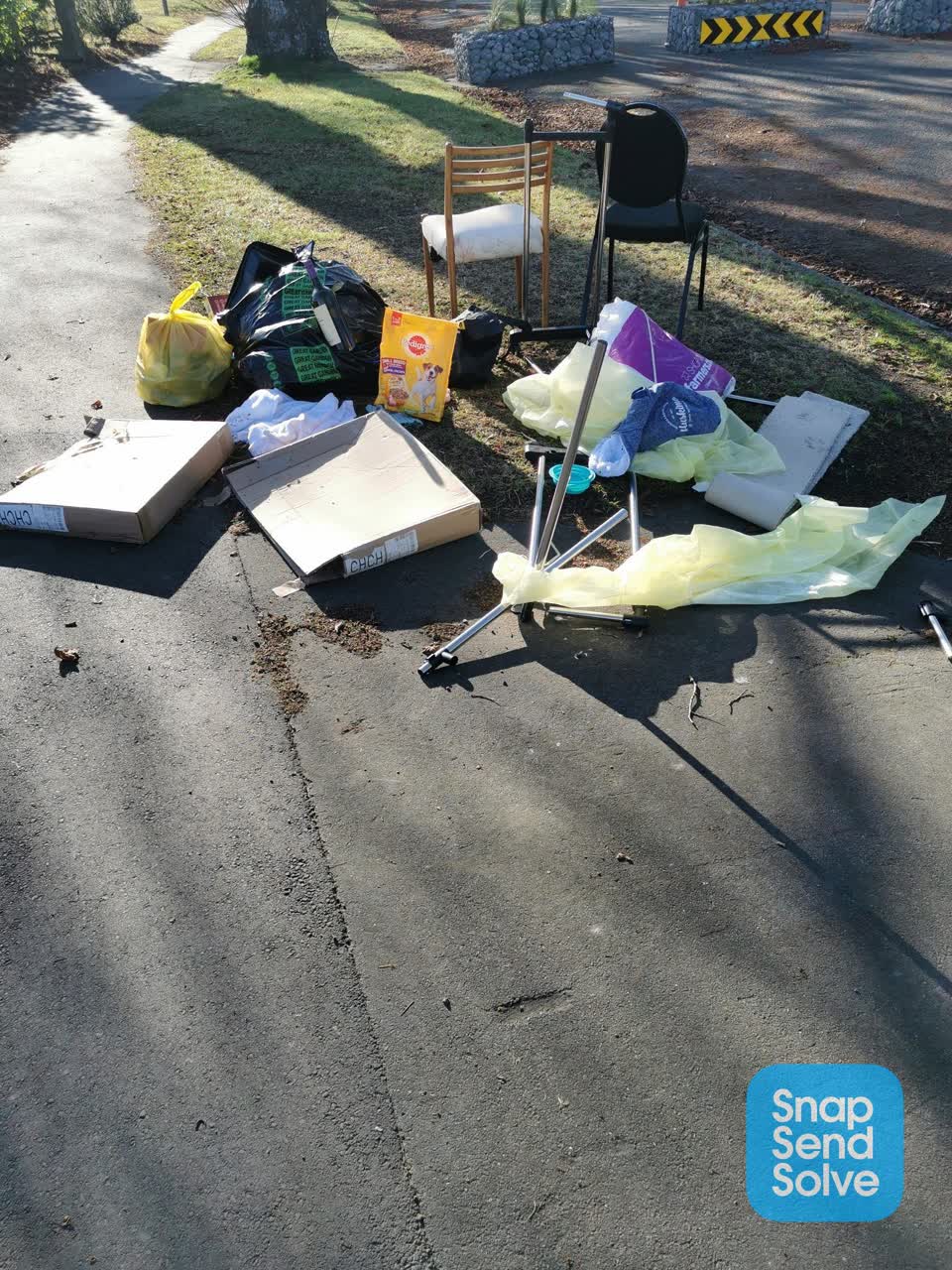 The photograph attached to this rubbish/recycling report