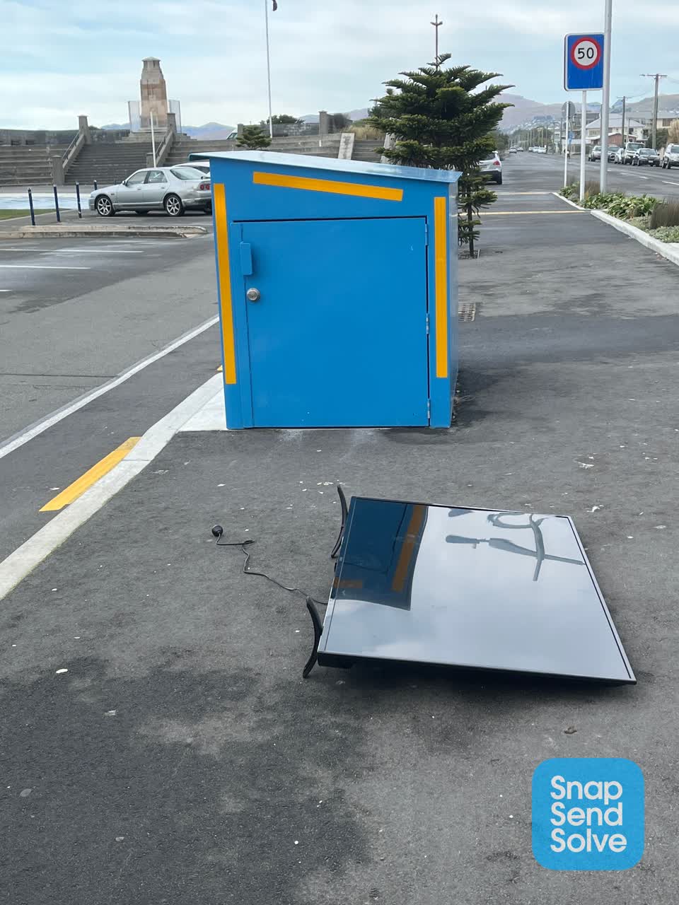 The photograph attached to this rubbish/recycling report