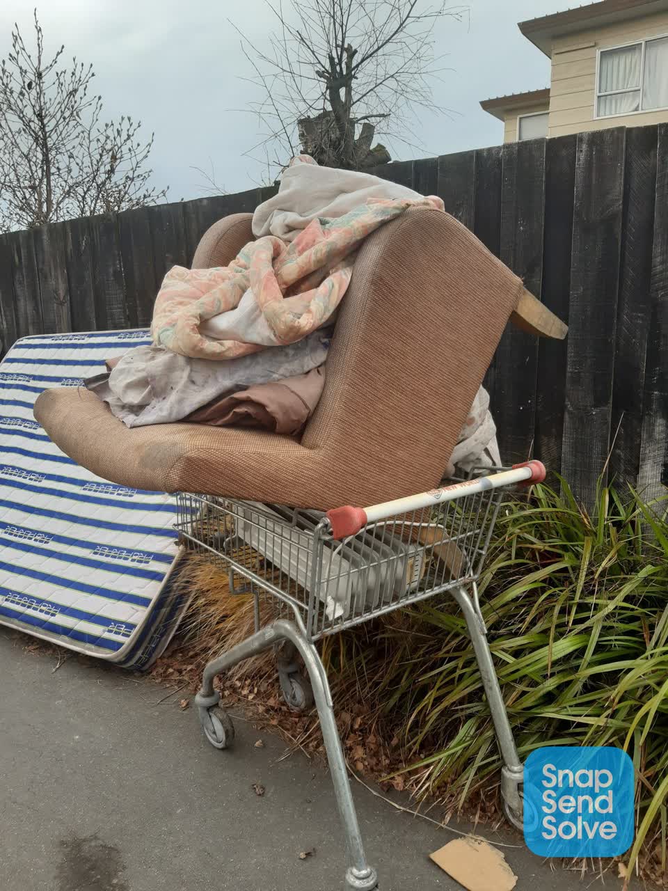 The photograph attached to this rubbish/recycling report