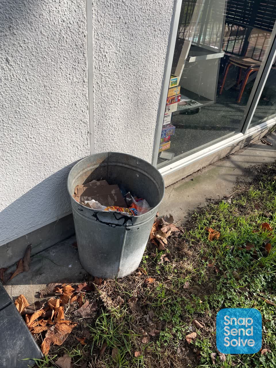The photograph attached to this rubbish/recycling report