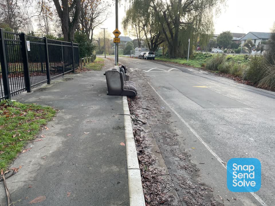 The photograph attached to this rubbish/recycling report