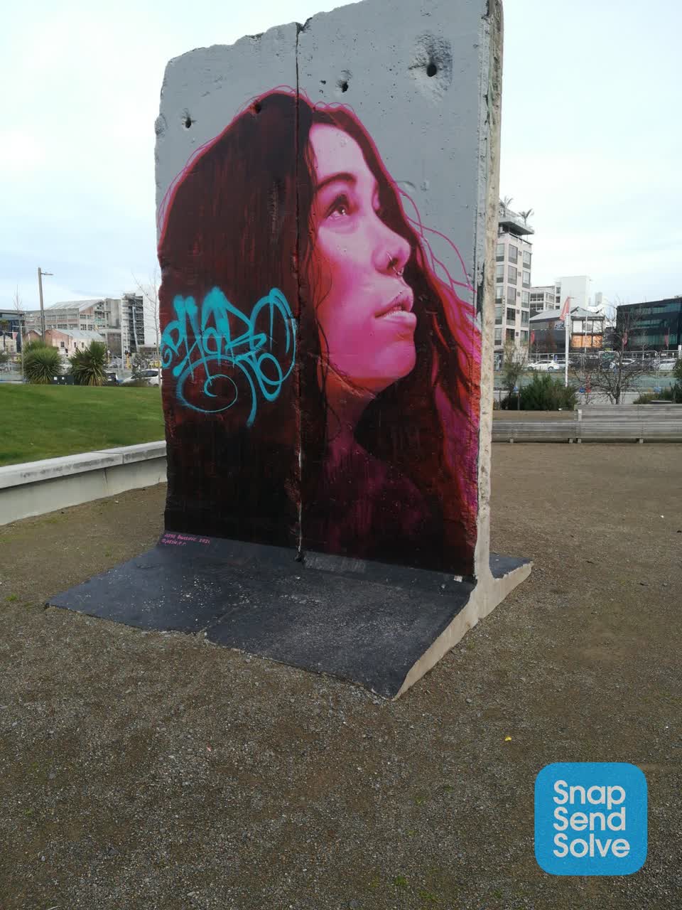 The photograph attached to this graffiti report