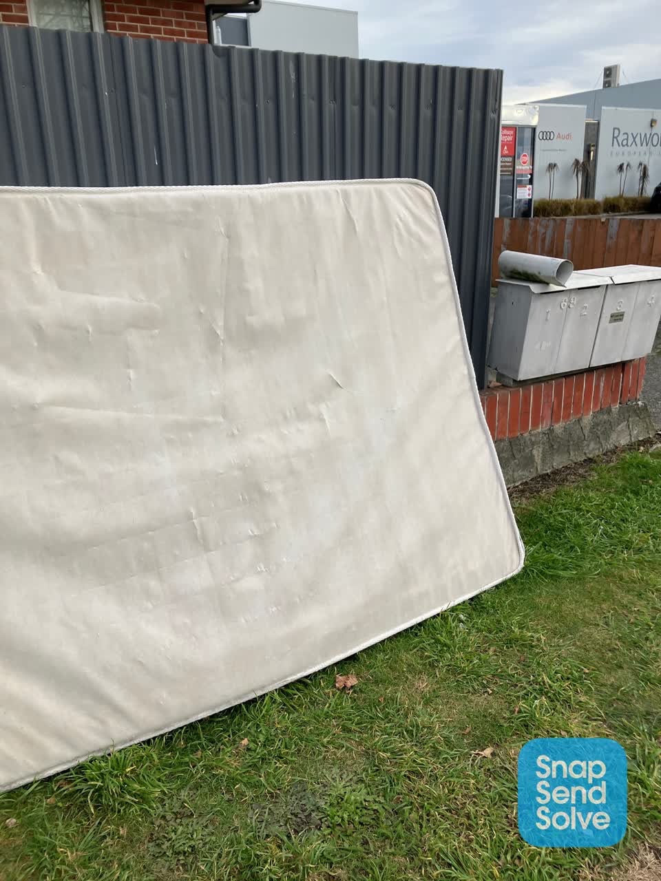 The photograph attached to this rubbish/recycling report
