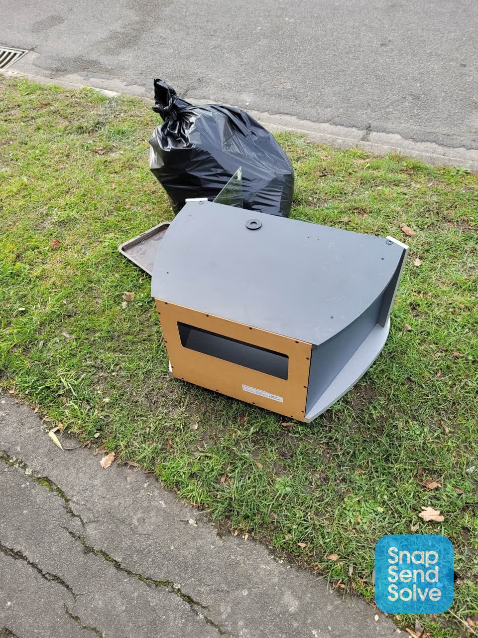 The photograph attached to this rubbish/recycling report