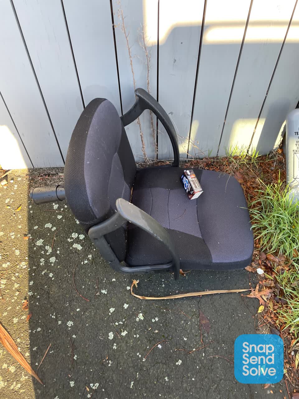 The photograph attached to this rubbish/recycling report