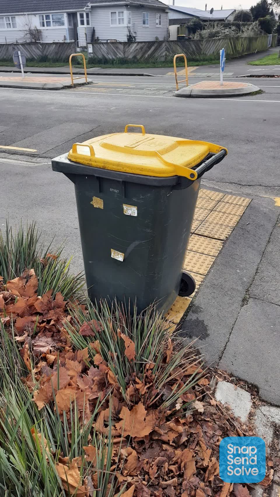 The photograph attached to this rubbish/recycling report