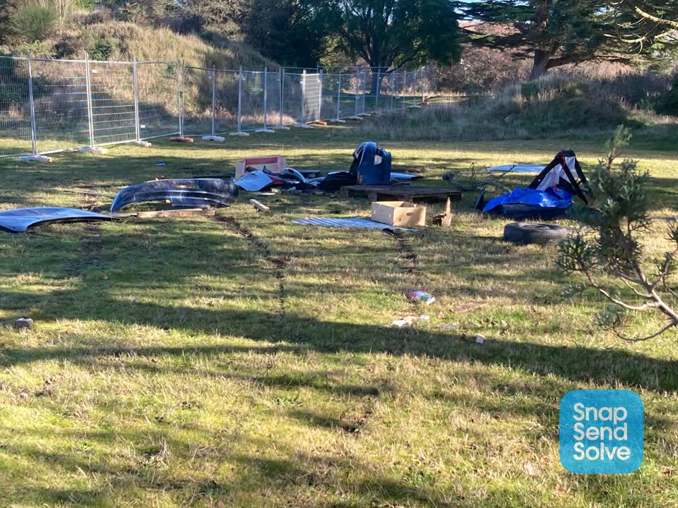 The photograph attached to this rubbish/recycling report