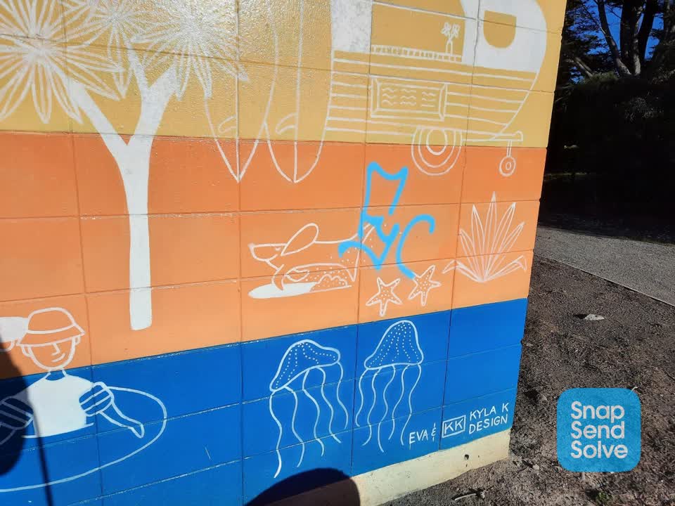 The photograph attached to this graffiti report
