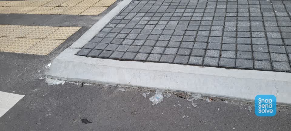 The photograph attached to this rubbish/recycling report