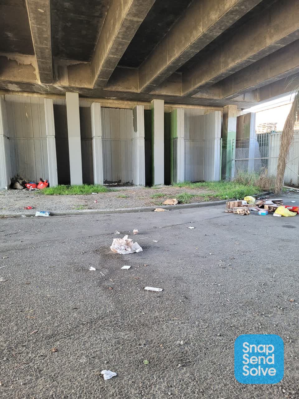 The photograph attached to this rubbish/recycling report