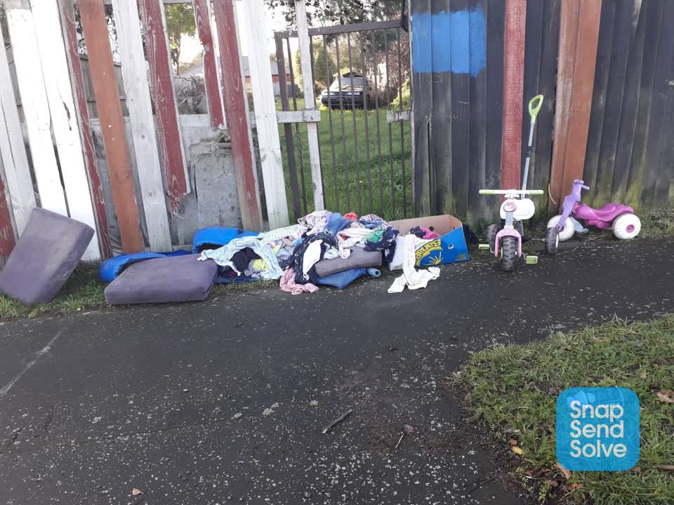 The photograph attached to this rubbish/recycling report