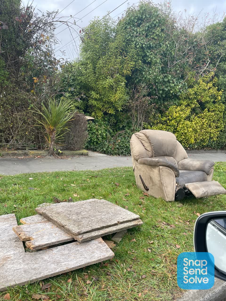 The photograph attached to this rubbish/recycling report