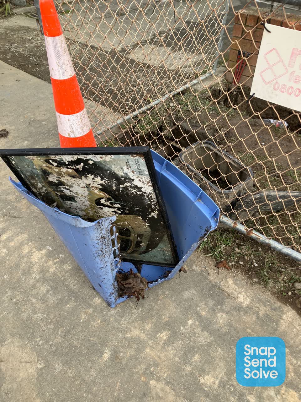 The photograph attached to this rubbish/recycling report