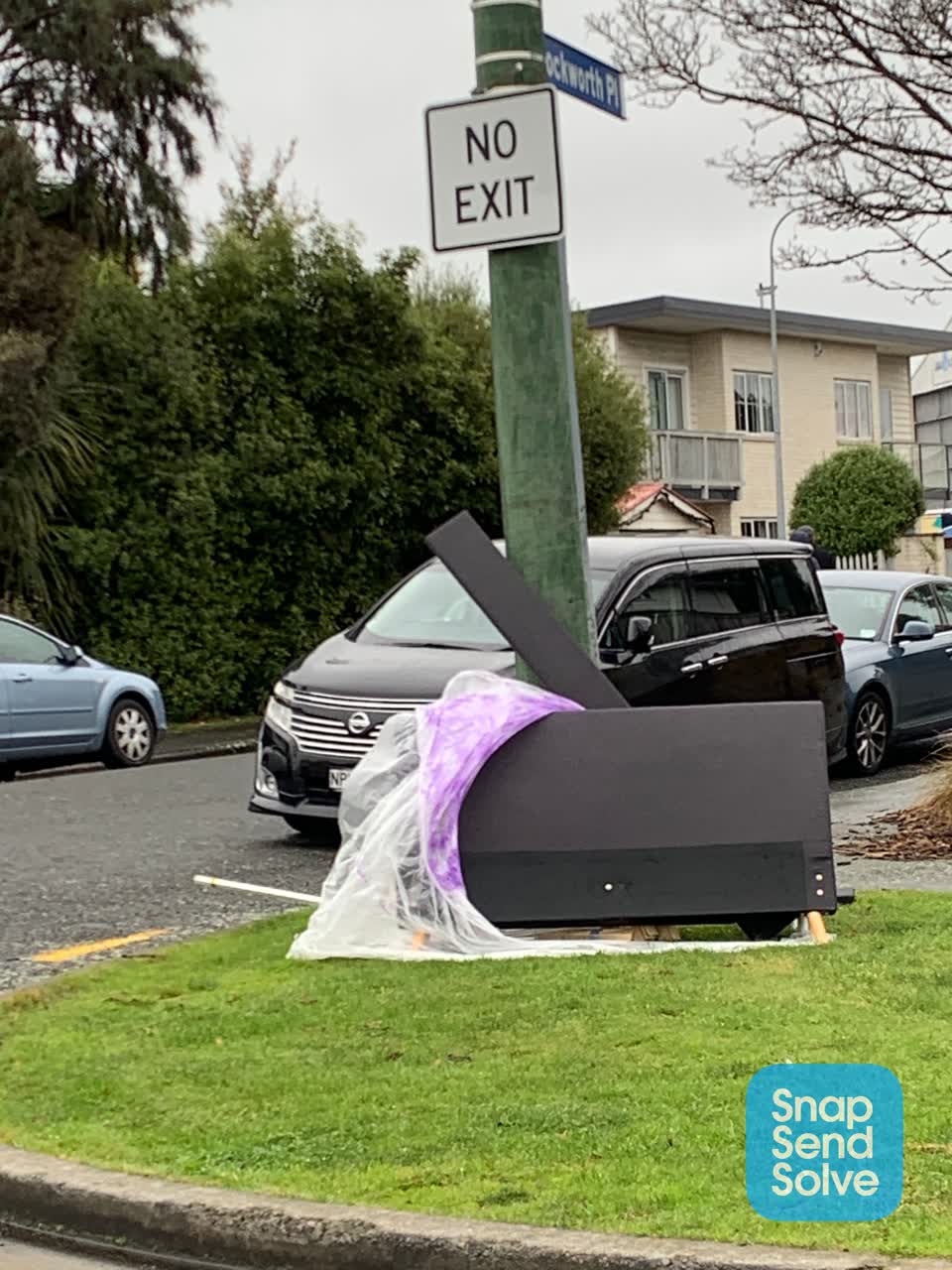The photograph attached to this rubbish/recycling report