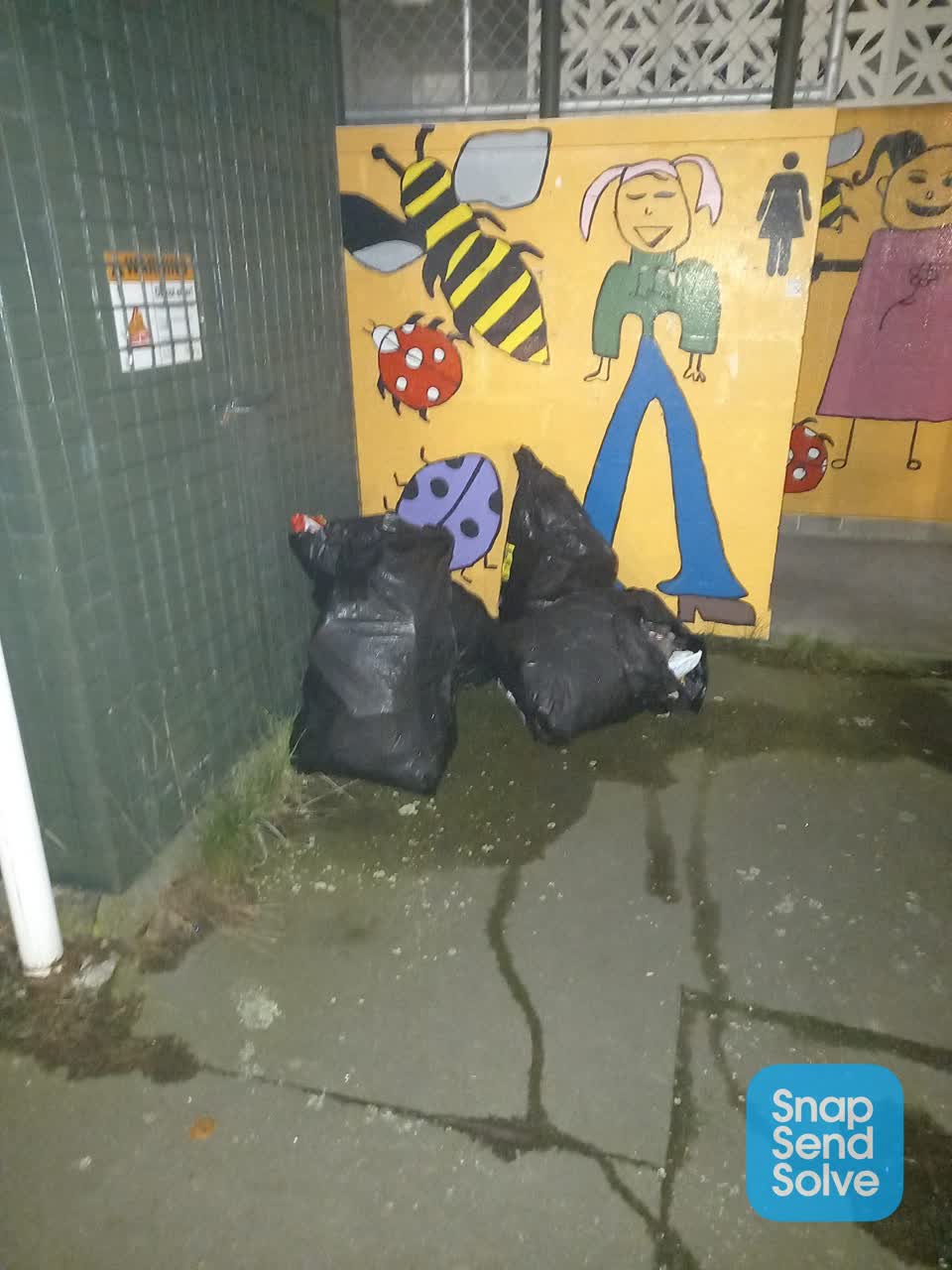 The photograph attached to this rubbish/recycling report