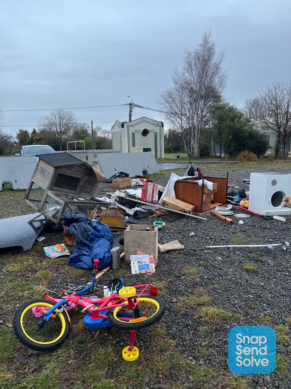 The photograph attached to this rubbish/recycling report