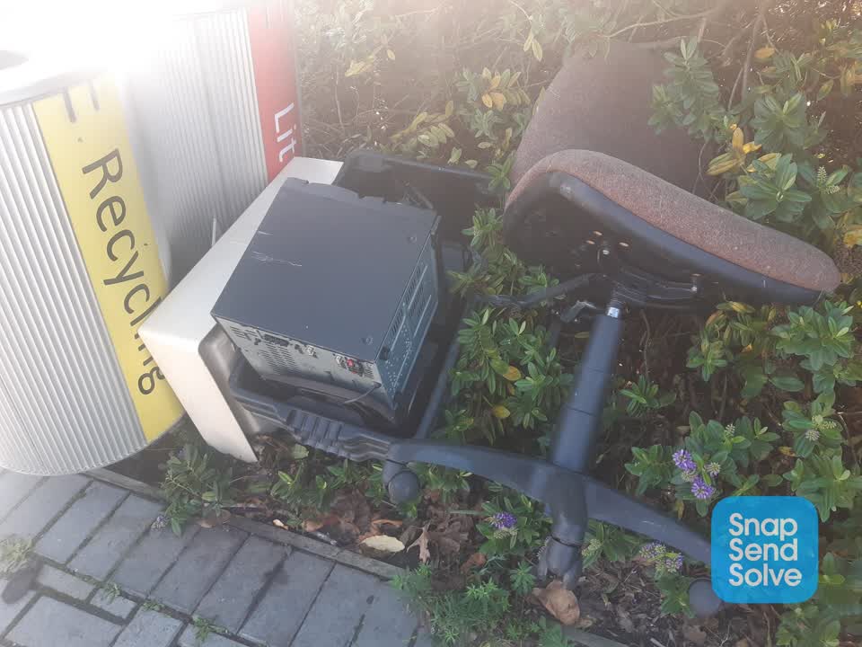 The photograph attached to this rubbish/recycling report