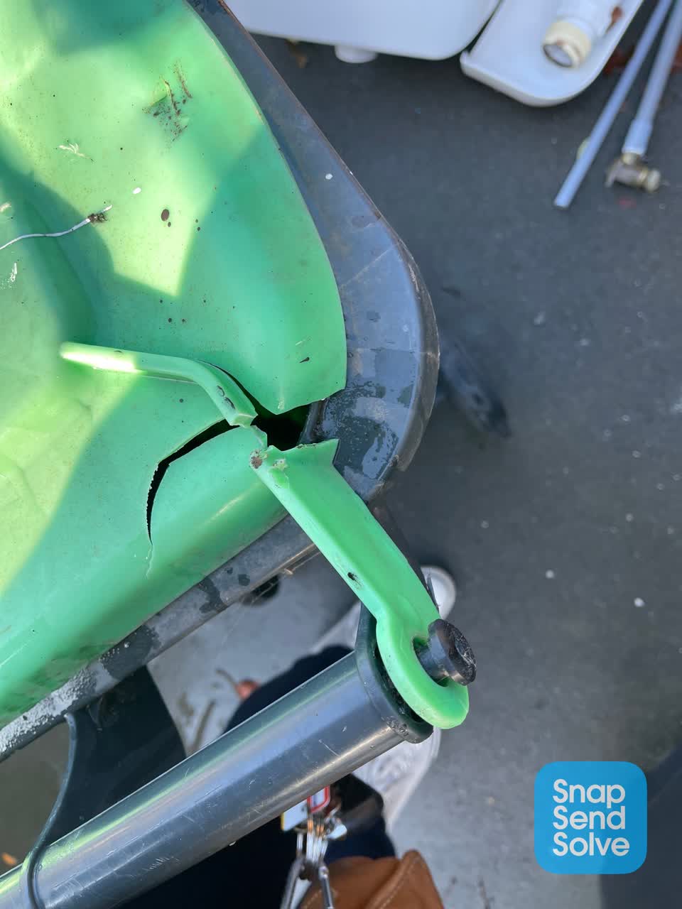 The photograph attached to this rubbish/recycling report