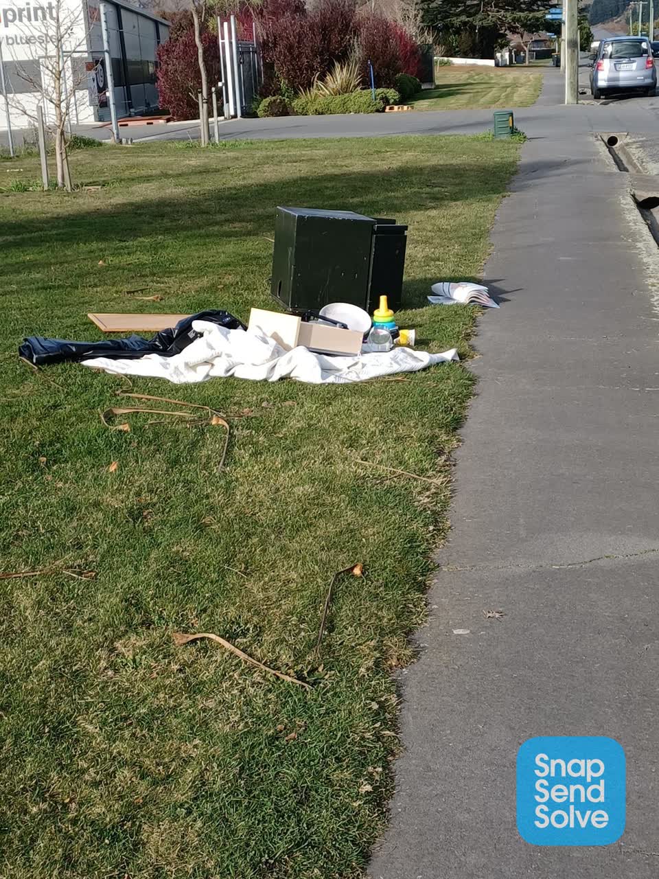 The photograph attached to this rubbish/recycling report