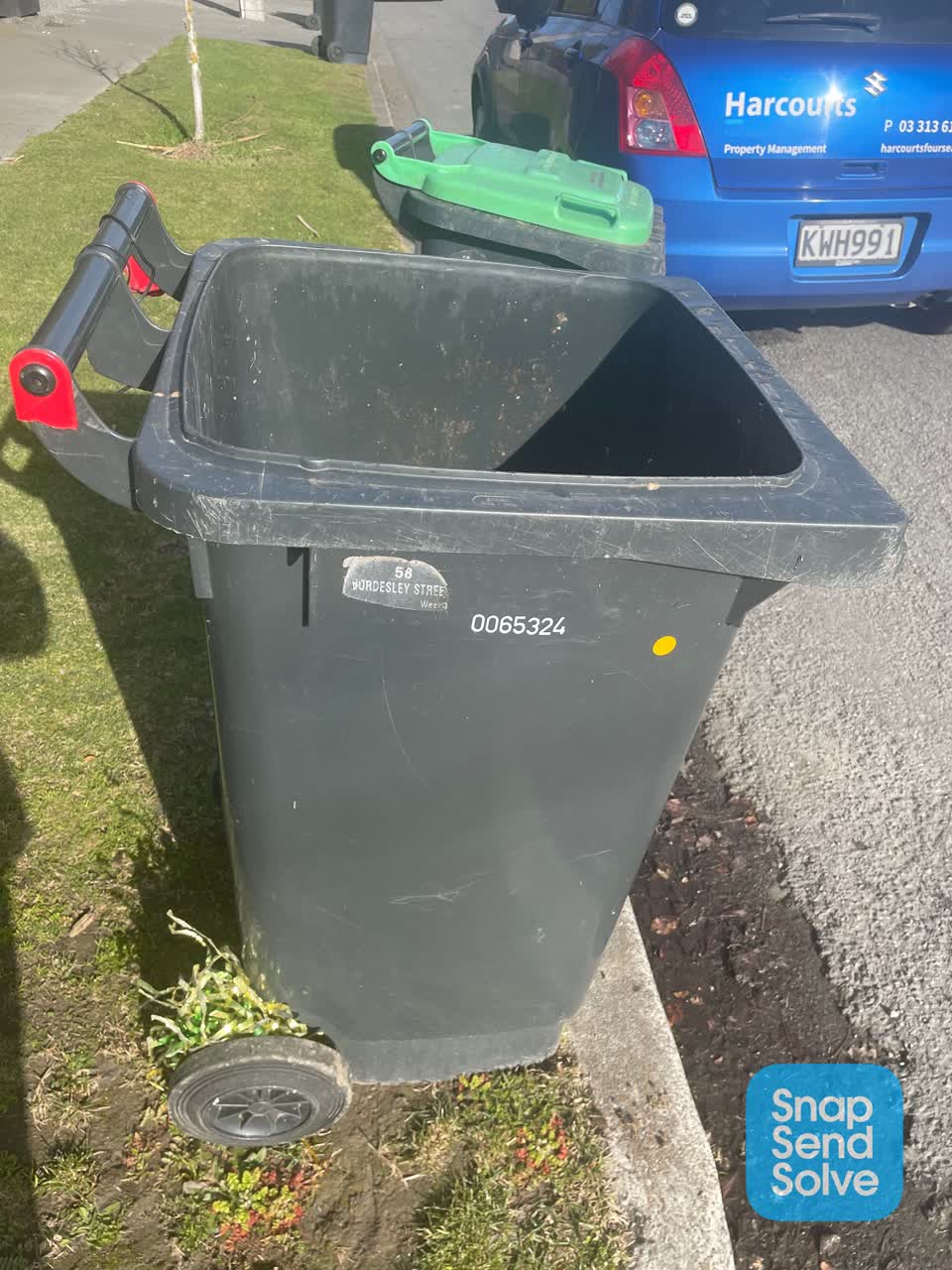 The photograph attached to this rubbish/recycling report
