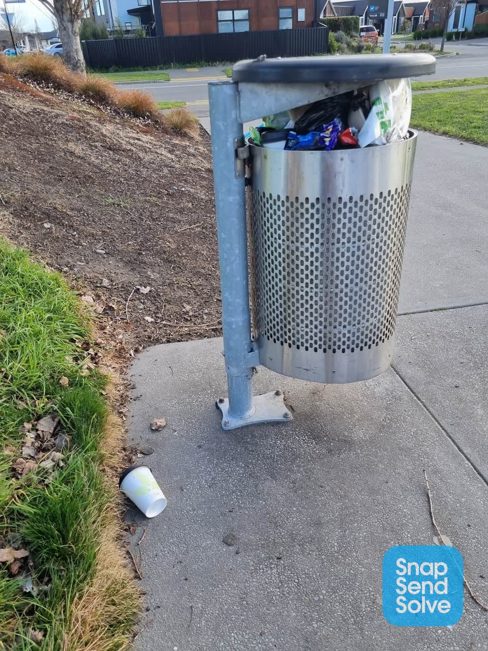 The photograph attached to this rubbish/recycling report