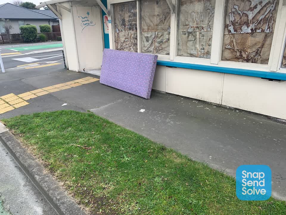 The photograph attached to this rubbish/recycling report