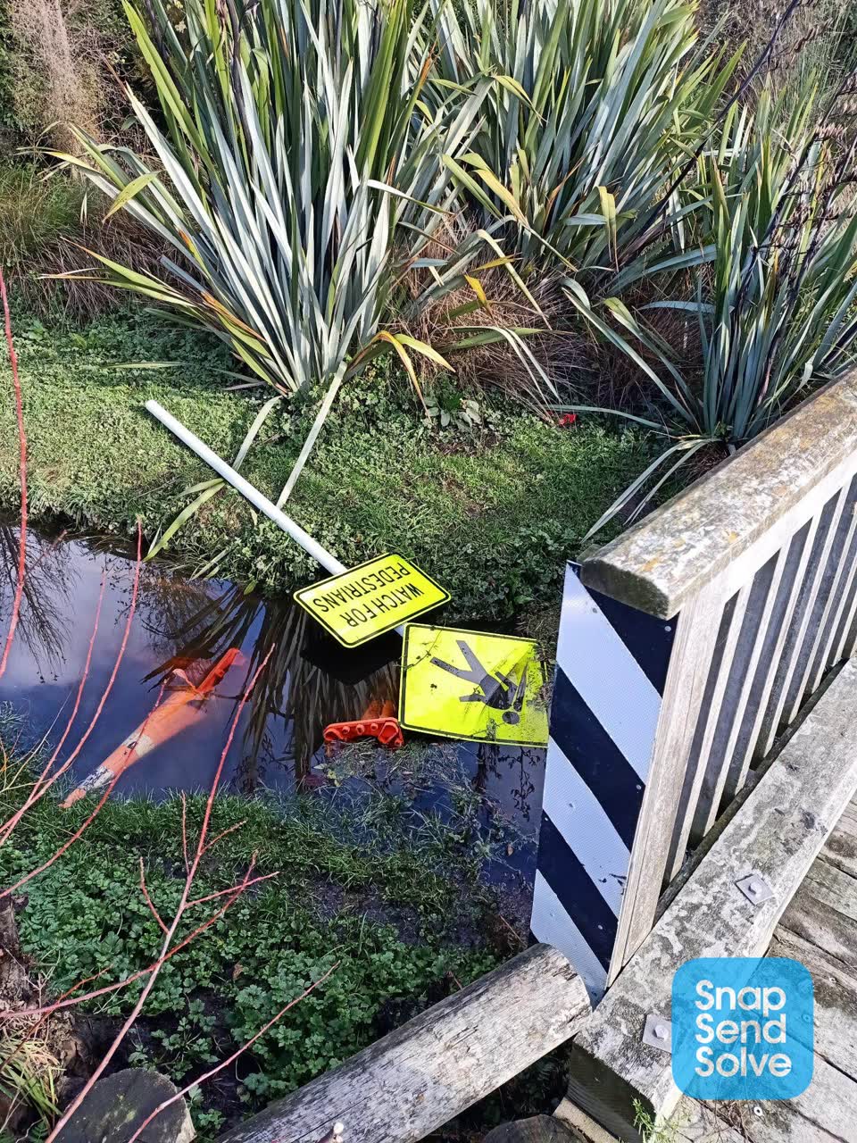 The photograph attached to this litter report