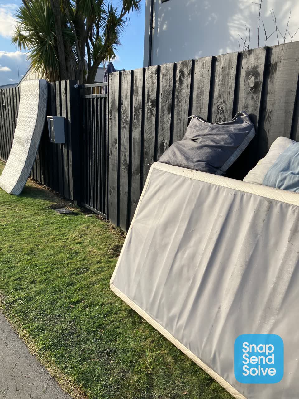 The photograph attached to this dumped rubbish report