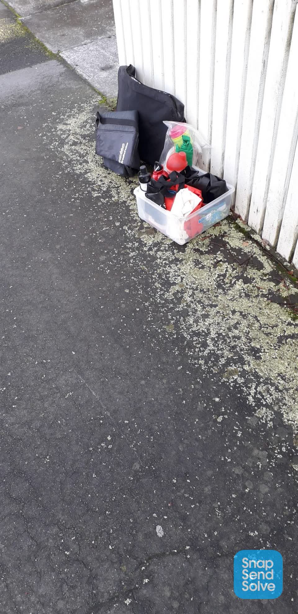 The photograph attached to this litter report