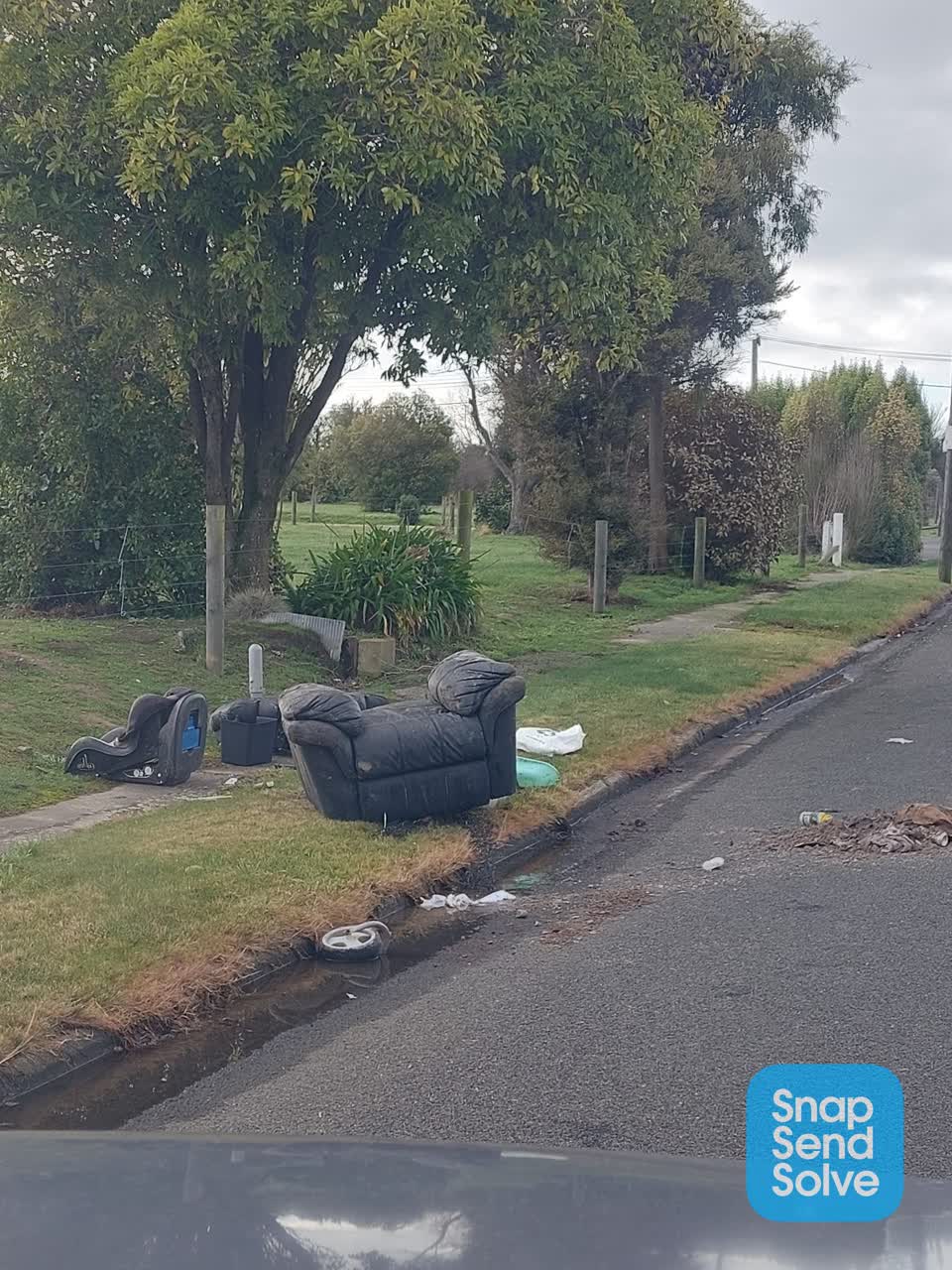 The photograph attached to this dumped rubbish report