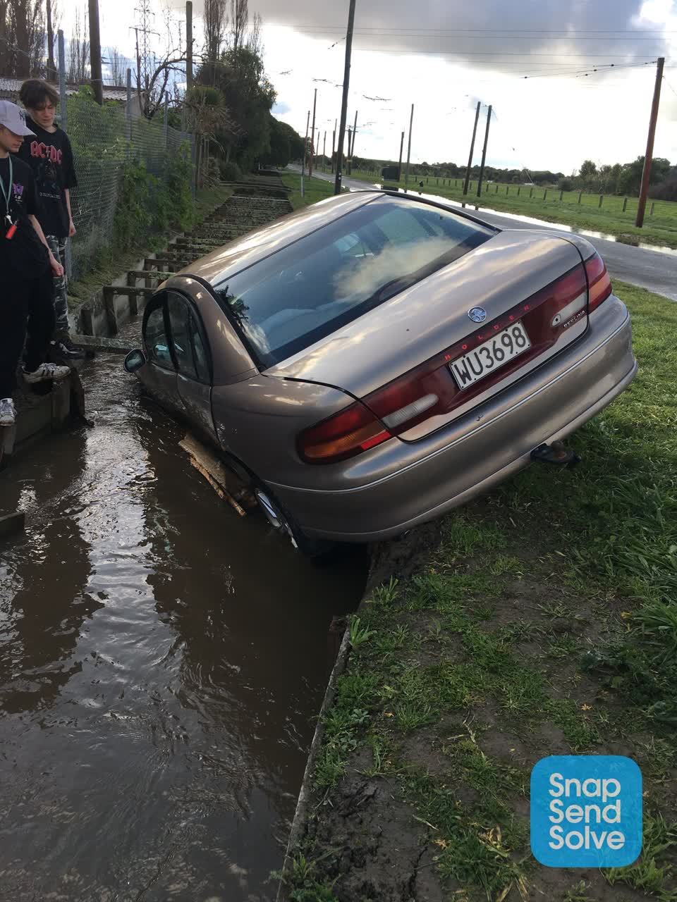 The photograph attached to this hazard, vehicle report