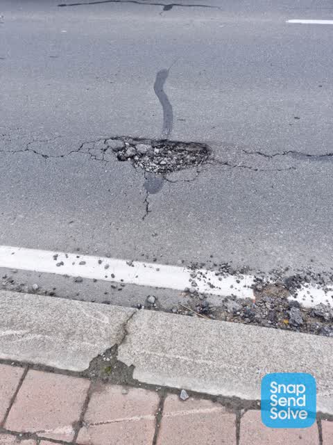 Pothole, a report photo
