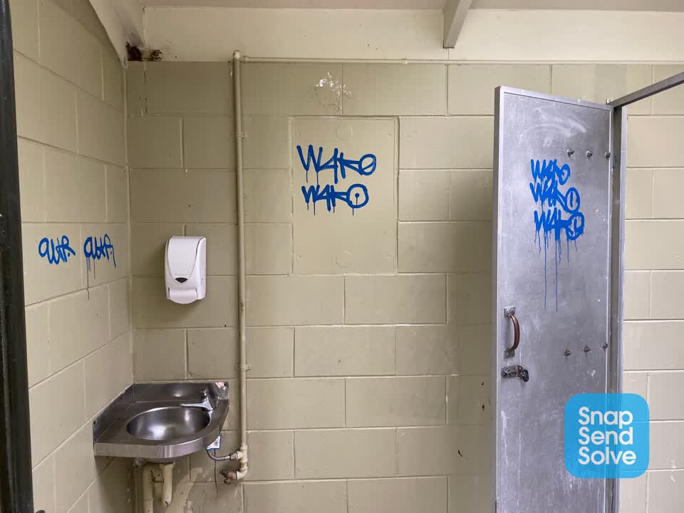 The photograph attached to this graffiti report