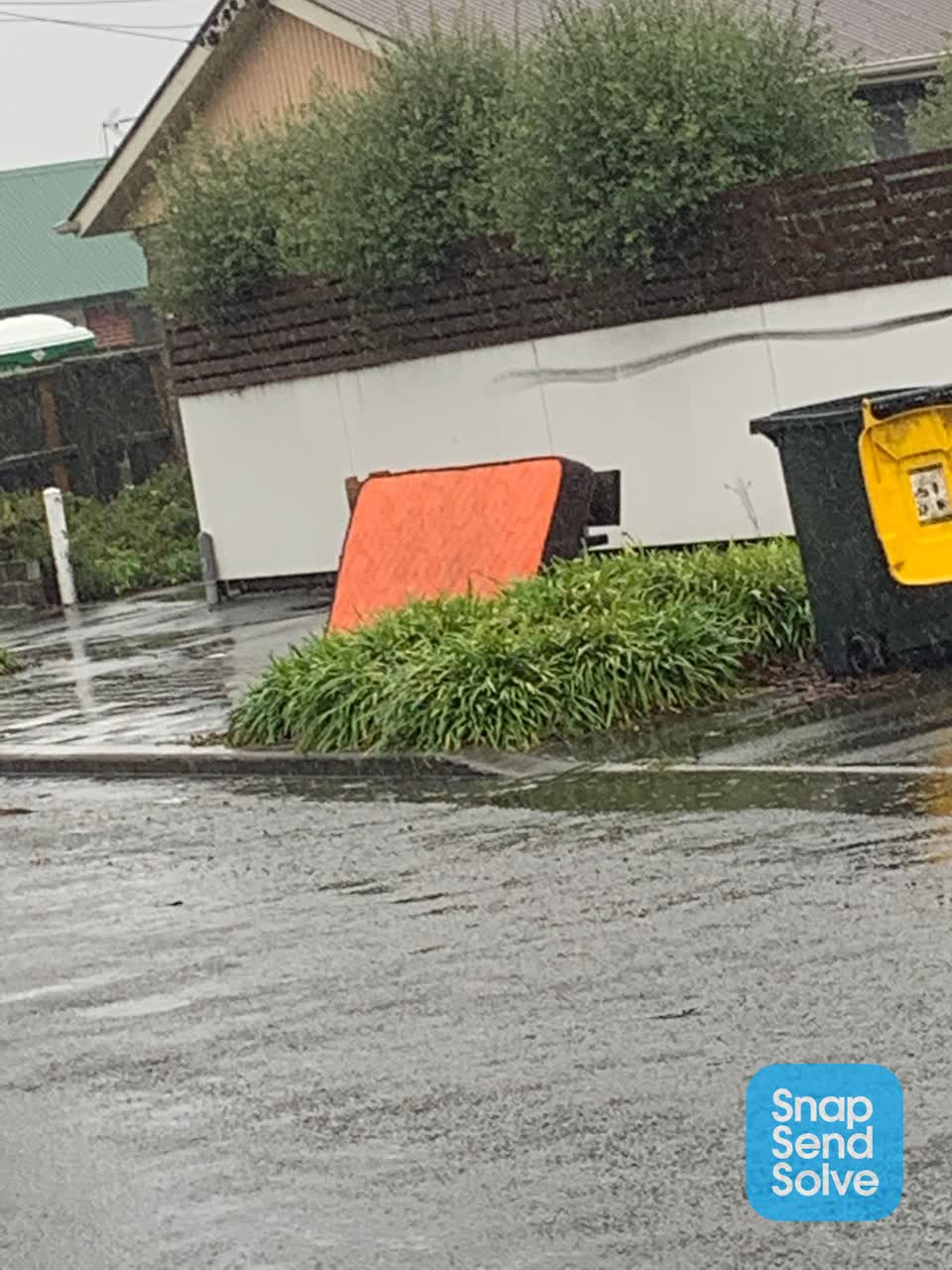 The photograph attached to this dumped rubbish report